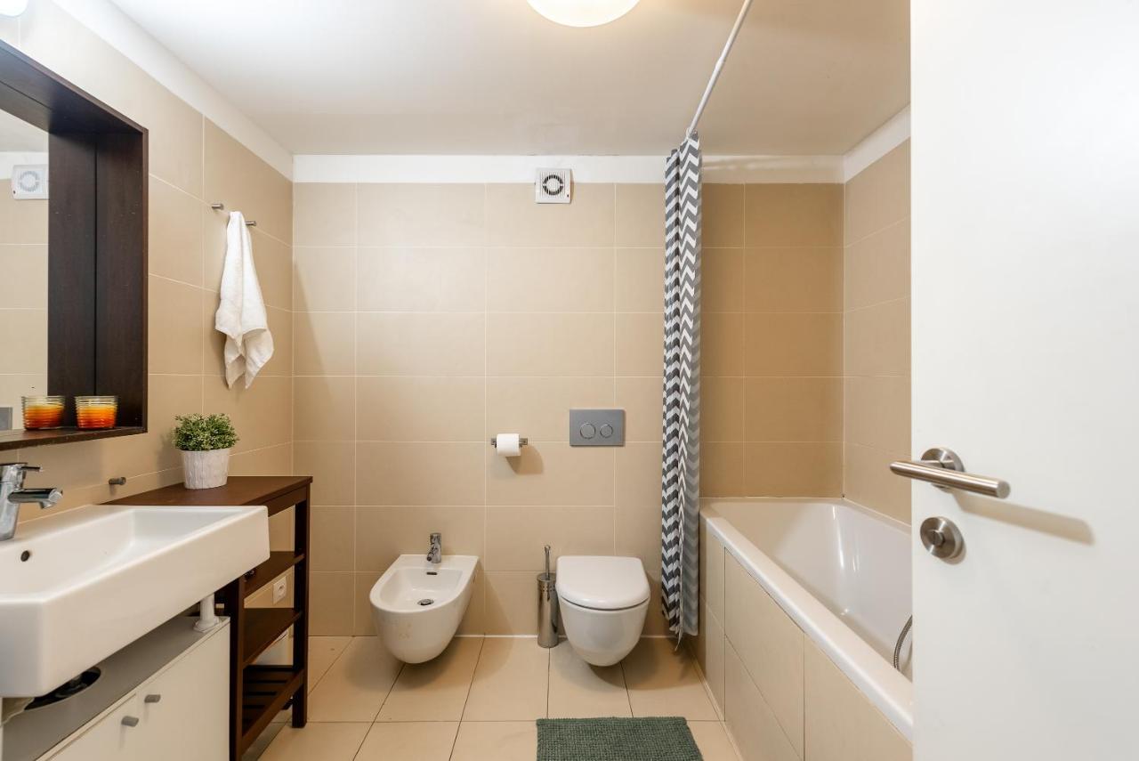 Duplex With Ac In Center Prag
